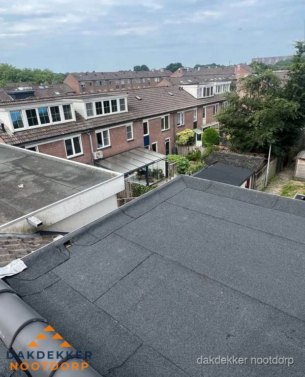 Vernieuwd plat dak met bitumen in woonwijk in Nootdorp Vernieuwd plat dak met bitumen in woonwijk in Nootdorp