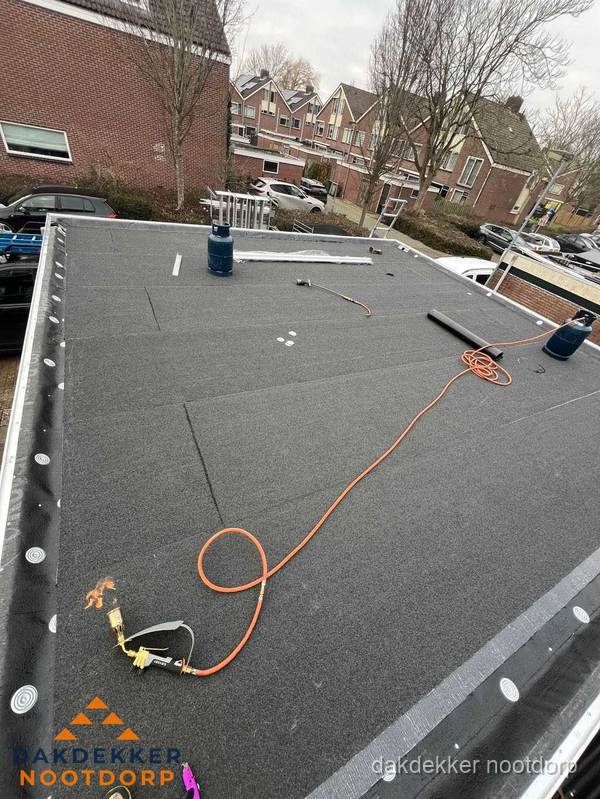 Afgewerkte dakrenovatie met bitumen op plat dak in Nootdorp Afgewerkte dakrenovatie met bitumen op plat dak in Nootdorp