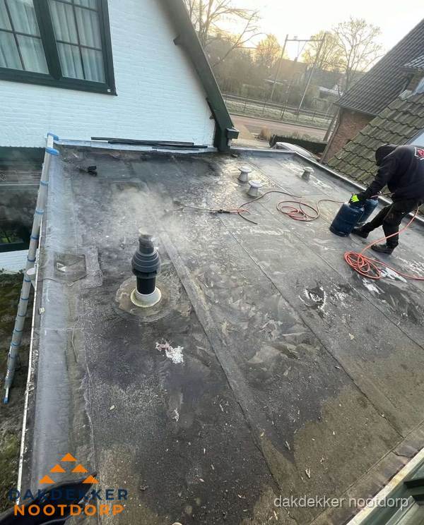Dakdekker verhelpt daklekkage op plat dak in Nootdorp Dakdekker verhelpt daklekkage op plat dak in Nootdorp