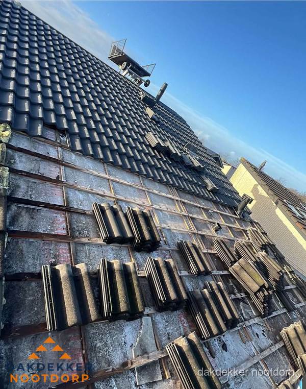 Schuin dak renovatie met nieuwe dakpannen in Nootdorp
