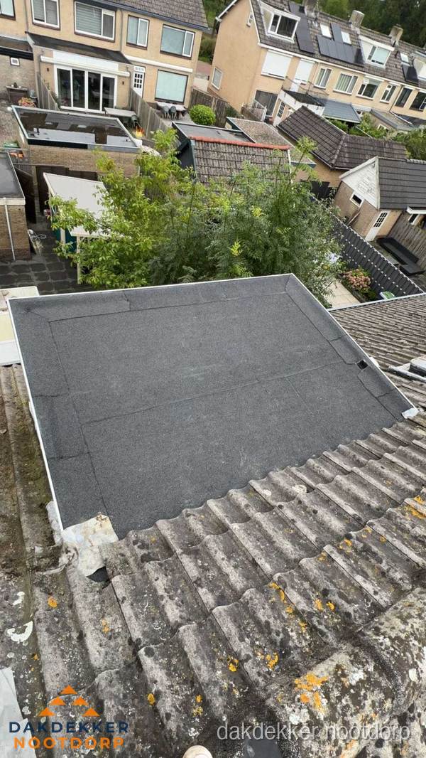 Plat dak aanbouw met bitumen dakbedekking in woonwijk Nootdorp Plat dak aanbouw met bitumen dakbedekking in woonwijk Nootdorp