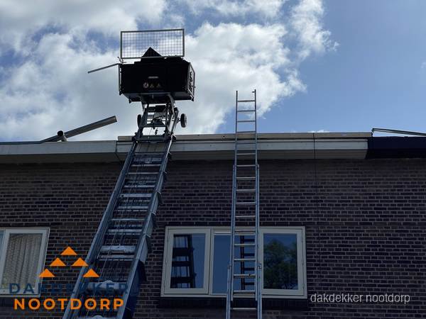 Ladderlift en ladder bij woning voor dakinspectie in Nootdorp Ladderlift en ladder bij woning voor dakinspectie in Nootdorp