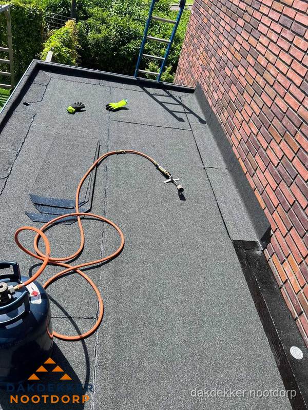 Plat dak met bitumen en brandgereedschap van dakdekkersbedrijf in Nootdorp Plat dak met bitumen en brandgereedschap van dakdekkersbedrijf in Nootdorp