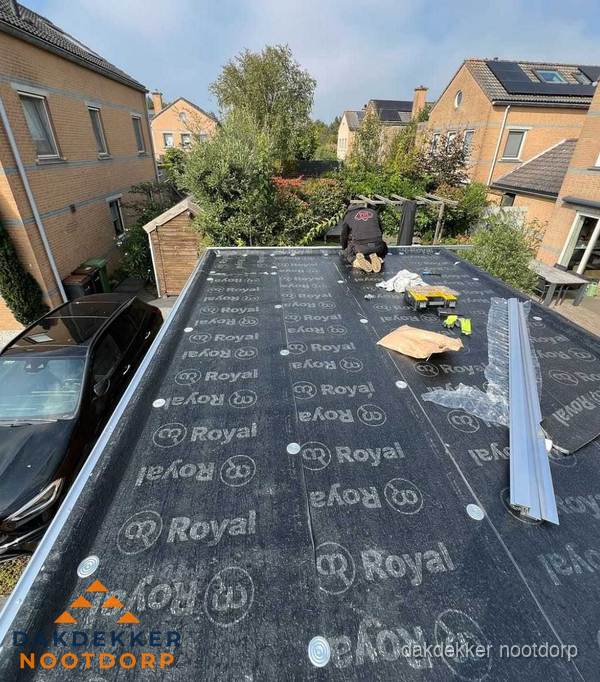 Dakdekker aan het werk op plat dak renovatie in Nootdorp Dakdekker aan het werk op plat dak renovatie in Nootdorp