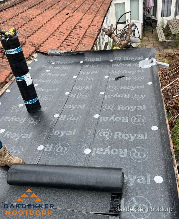 Bitumen dakbedekking leggen op plat dak aanbouw in Nootdorp Bitumen dakbedekking leggen op plat dak aanbouw in Nootdorp