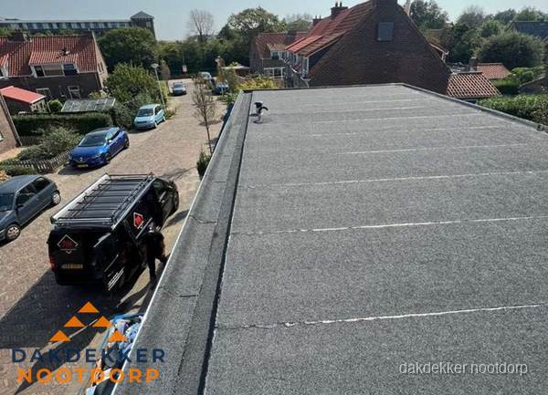 Nieuw bitumen plat dak met uitzicht over woonwijk in Nootdorp