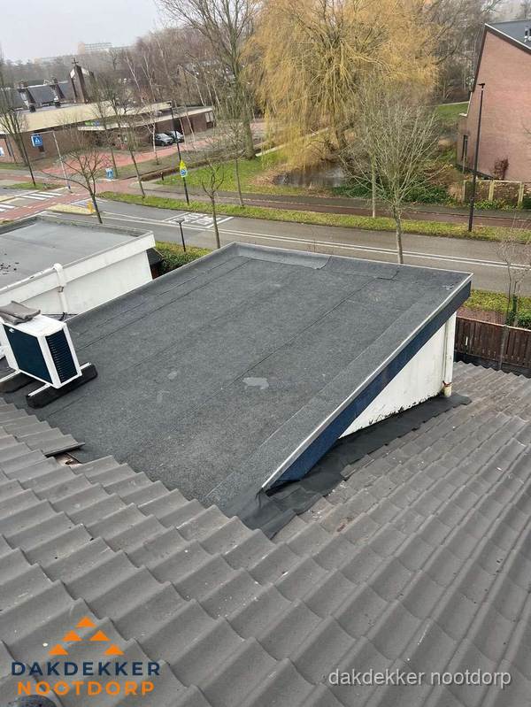 Plat dak met bitumen dakbedekking naast schuin pannendak in Nootdorp Plat dak met bitumen dakbedekking naast schuin pannendak in Nootdorp