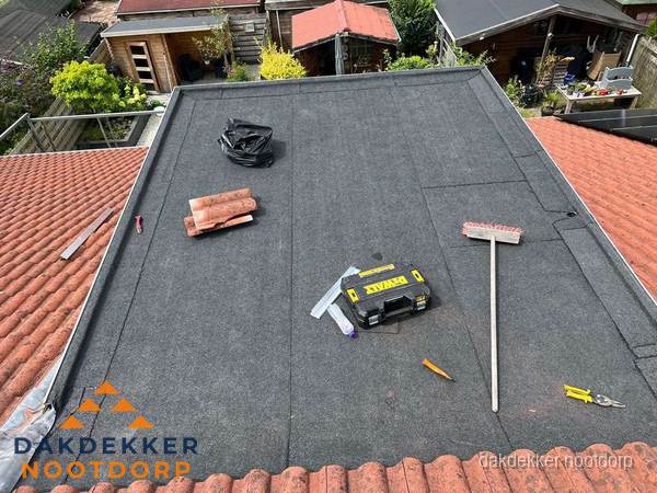 Gereedschap op nieuw plat dak na renovatie in Nootdorp Gereedschap op nieuw plat dak na renovatie in Nootdorp