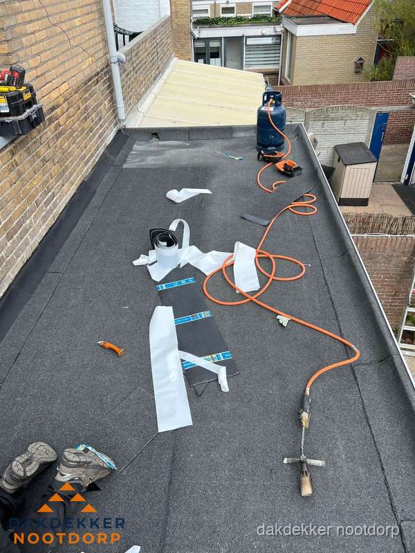 Dakdekkers bezig met bitumen dakbedekking in Nootdorp