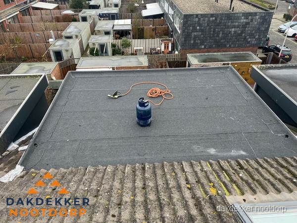 Plat dak met bitumen dakbedekking en brander in Nootdorp Plat dak met bitumen dakbedekking en brander in Nootdorp