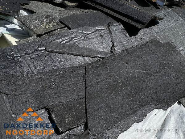 Verwijderd oud bitumen dakleer klaar voor vervanging in Nootdorp Verwijderd oud bitumen dakleer klaar voor vervanging in Nootdorp
