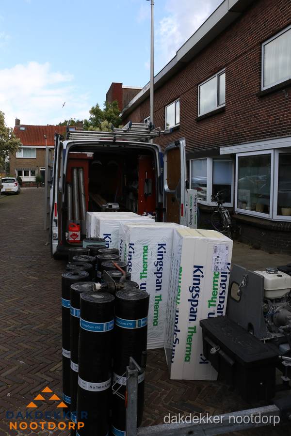 Levering van Kingspan isolatieplaten en bitumenrollen voor dakproject in Nootdorp