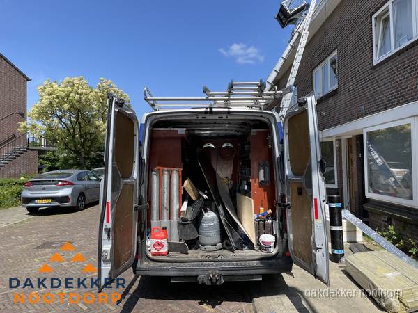 Spoed dakdekker bus met gereedschap en ladder bij woning in Nootdorp Spoed dakdekker bus met gereedschap en ladder bij woning in Nootdorp