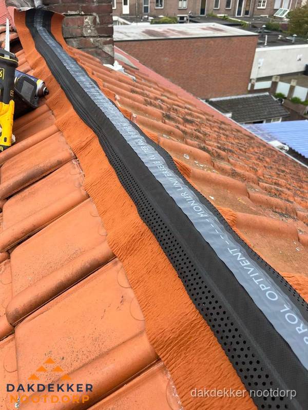 Nokventilatie installeren op hellend pannendak in Nootdorp Nokventilatie installeren op hellend pannendak in Nootdorp
