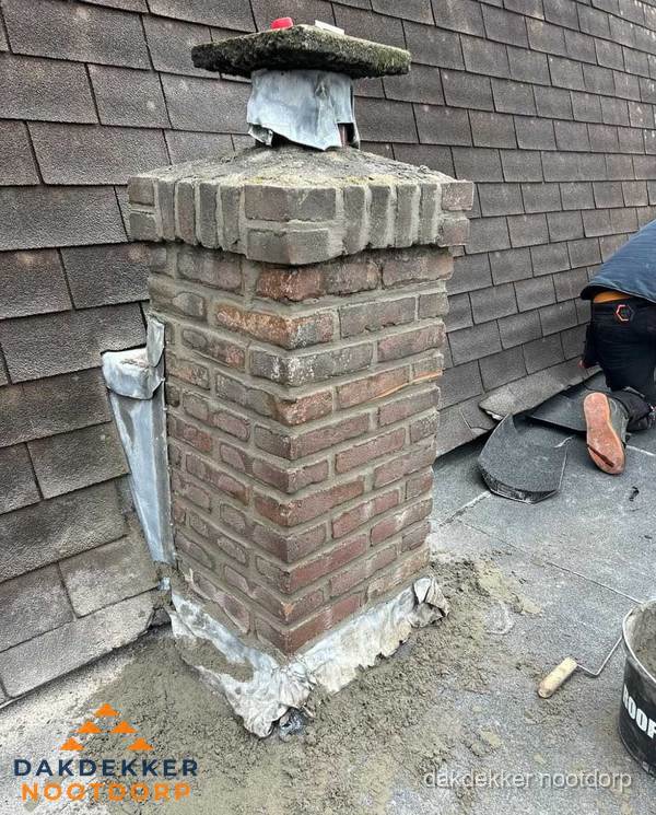 Schoorsteen reparatie met lood en voegwerk op leien dak in Nootdorp Schoorsteen reparatie met lood en voegwerk op leien dak in Nootdorp