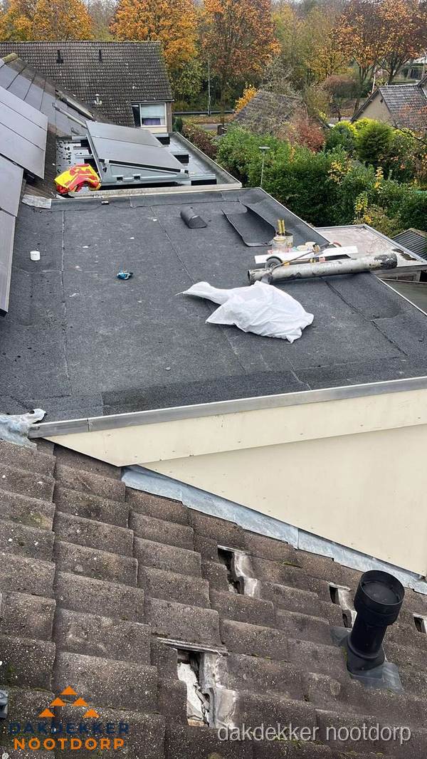 Beschadigde dakbedekking op plat dak voor reparatie in Nootdorp