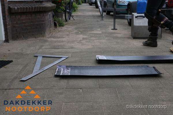 Dakbedekkingsmateriaal en zinkwerk klaargelegd voor reparatie in Nootdorp Dakbedekkingsmateriaal en zinkwerk klaargelegd voor reparatie in Nootdorp