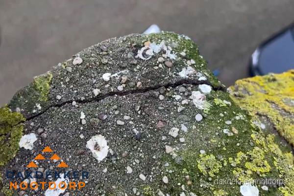 Beschadigde en verweerde nokvorst met scheuren en mos in Nootdorp Beschadigde en verweerde nokvorst met scheuren en mos in Nootdorp
