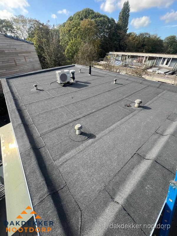 Kosten dakdekker: afgewerkt plat bedrijfsdak met bitumen in Nootdorp Kosten dakdekker: afgewerkt plat bedrijfsdak met bitumen in Nootdorp