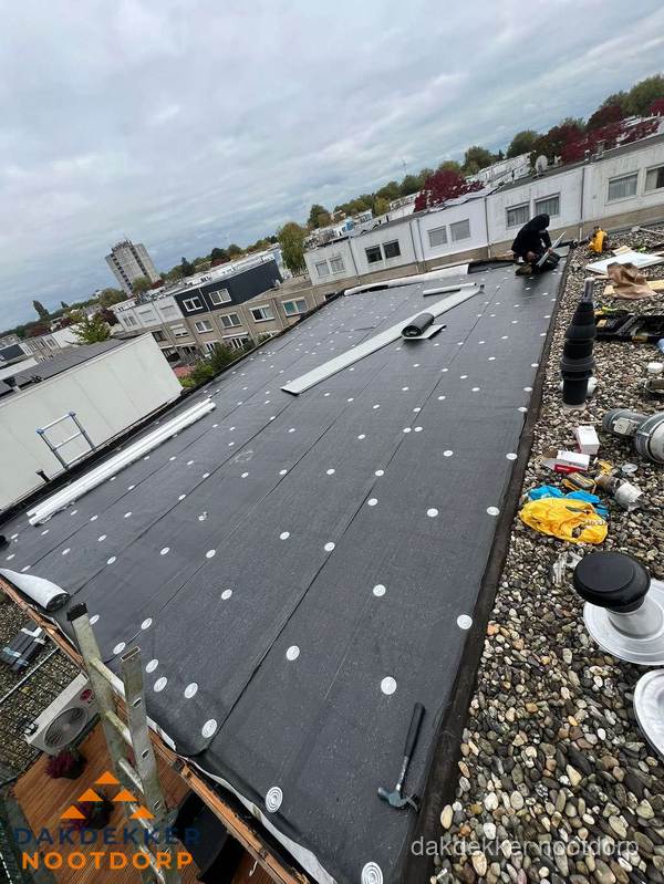 Dakleer vervangen op groot plat dak door dakdekker in Nootdorp Dakleer vervangen op groot plat dak door dakdekker in Nootdorp