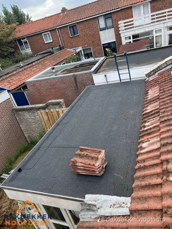 Aanbouw plat dak met reservepannen voor dakpannen vervangen in Nootdorp