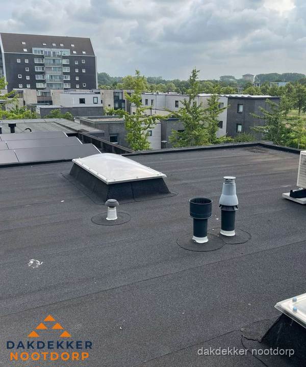 Groot plat dak met lichtkoepel en dakdoorvoeren in Nootdorp Groot plat dak met lichtkoepel en dakdoorvoeren in Nootdorp