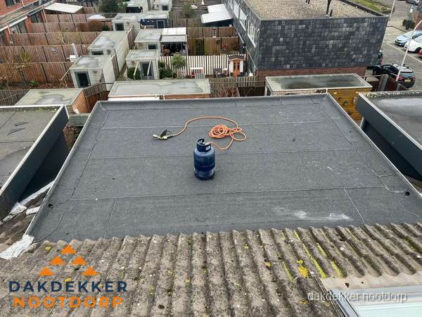 Dakrenovatie afgerond met nieuwe bitumen dakbedekking in Nootdorp Dakrenovatie afgerond met nieuwe bitumen dakbedekking in Nootdorp