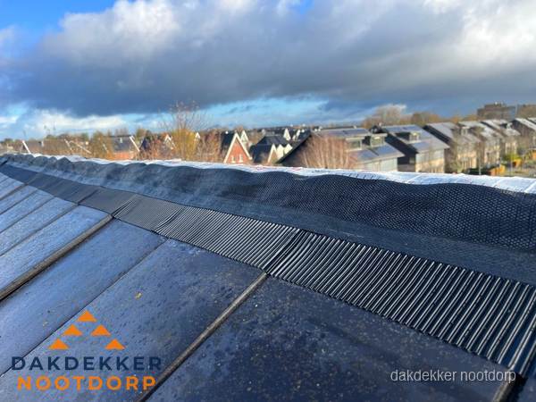 Dakisolatie bij de nok met ventilatieprofiel op schuin dak in Nootdorp Dakisolatie bij de nok met ventilatieprofiel op schuin dak in Nootdorp
