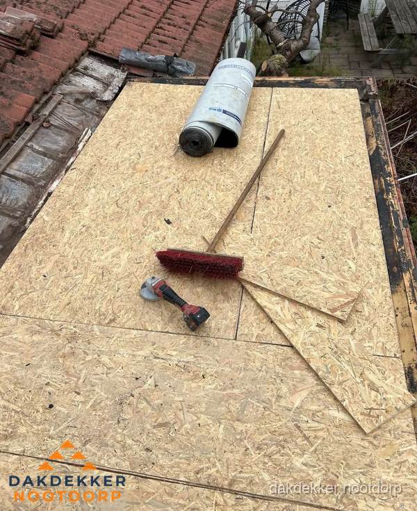 Plat dak vervangen met nieuwe OSB-ondergrond en bitumenrol in Nootdorp Plat dak vervangen met nieuwe OSB-ondergrond en bitumenrol in Nootdorp