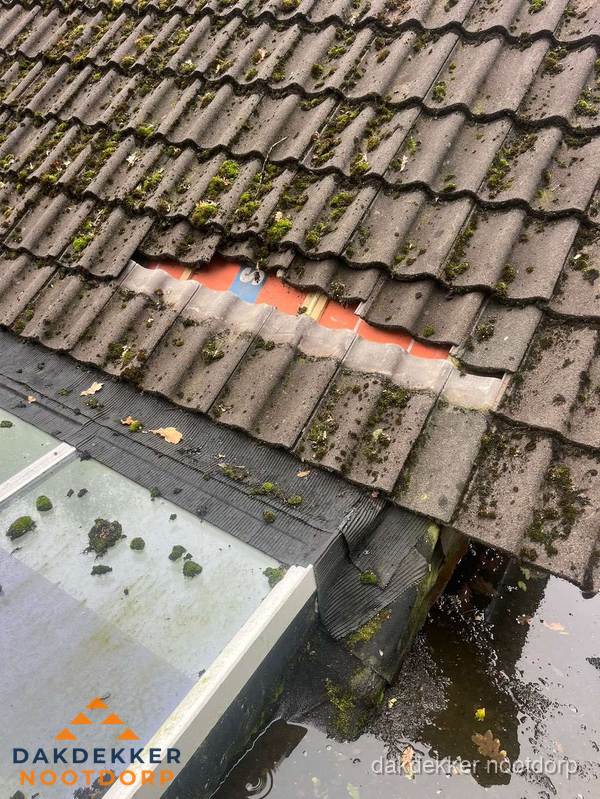 Beschadigd pannendak met ontbrekende dakpannen voor reparatie in Nootdorp Beschadigd pannendak met ontbrekende dakpannen voor reparatie in Nootdorp