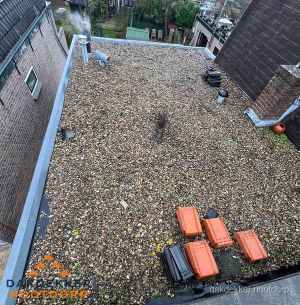Plat dak met grindballast en dakdoorvoeren in Nootdorp Plat dak met grindballast en dakdoorvoeren in Nootdorp