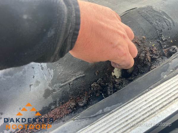 Schade aan bitumen dakbedekking op plat dak in Nootdorp Schade aan bitumen dakbedekking op plat dak in Nootdorp