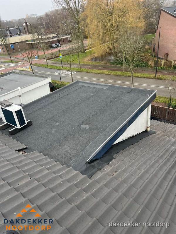 Plat dak met bitumen isolatie en dakbedekking in Nootdorp