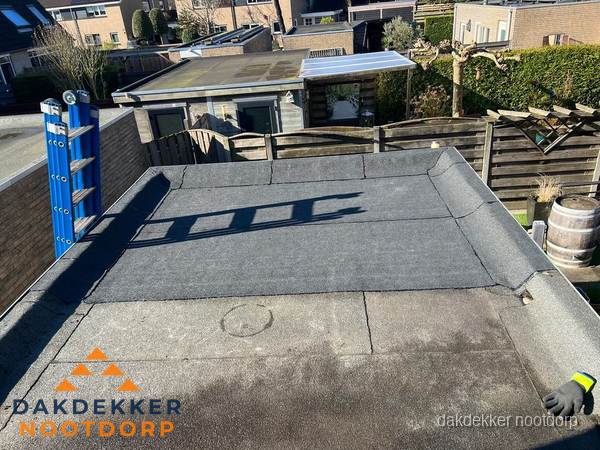 Dakdekker bij bitumen plat dak renovatie in Nootdorp Dakdekker bij bitumen plat dak renovatie in Nootdorp