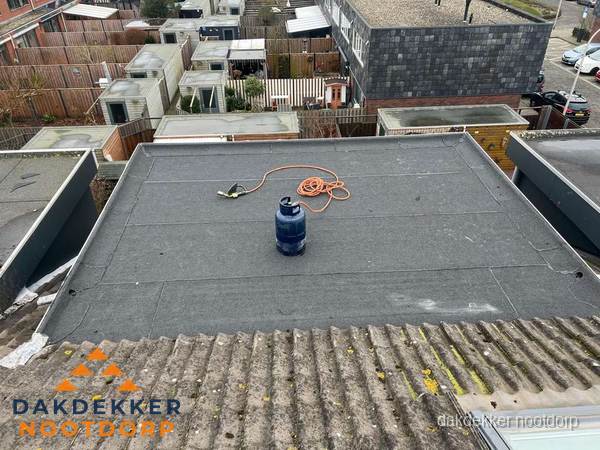 Plat dak met nieuwe bitumen dakbedekking en brandgereedschap in Nootdorp Plat dak met nieuwe bitumen dakbedekking en brandgereedschap in Nootdorp