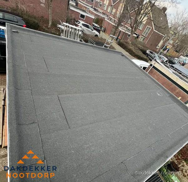 Nieuwe bitumen dakbedekking op plat dak van garage in Nootdorp Nieuwe bitumen dakbedekking op plat dak van garage in Nootdorp