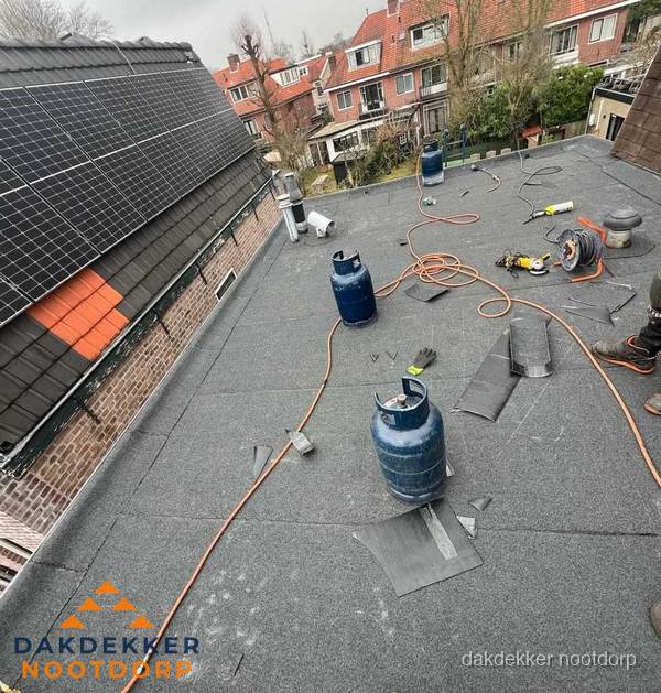 Daklekkage repareren met brandgereedschap op plat dak in Nootdorp Daklekkage repareren met brandgereedschap op plat dak in Nootdorp