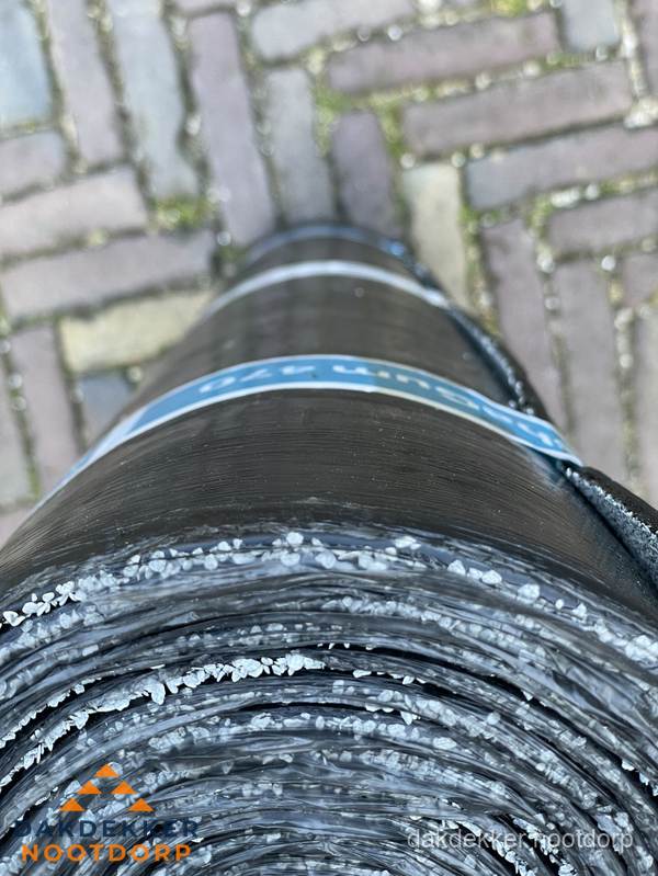 Rol bitumen dakleer met leislag voor plat dak in Nootdorp Rol bitumen dakleer met leislag voor plat dak in Nootdorp