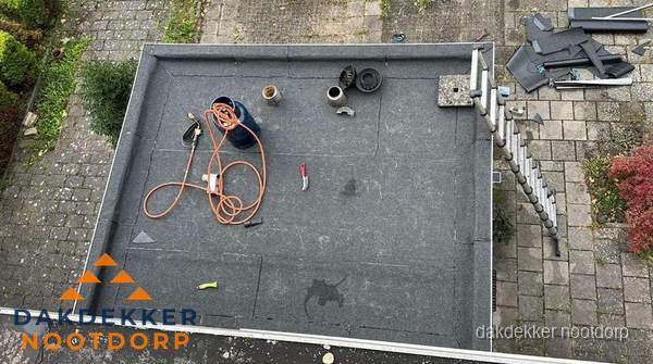 Plat dak met nieuwe bitumen bedekking in Nootdorp Plat dak met nieuwe bitumen bedekking in Nootdorp