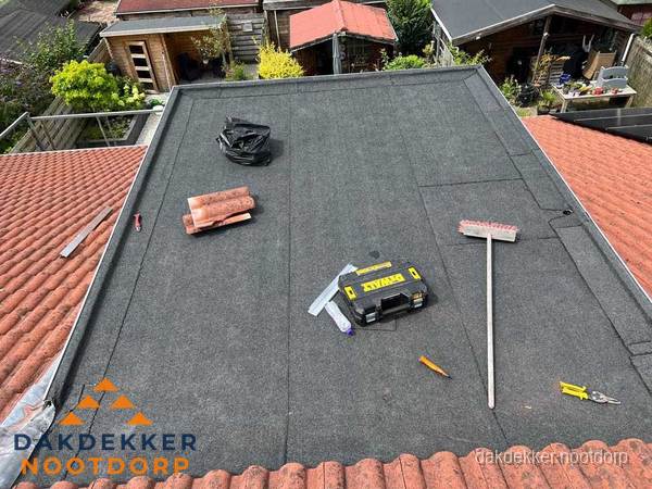 Nieuw plat dak met bitumen dakbedekking in Nootdorp Nieuw plat dak met bitumen dakbedekking in Nootdorp