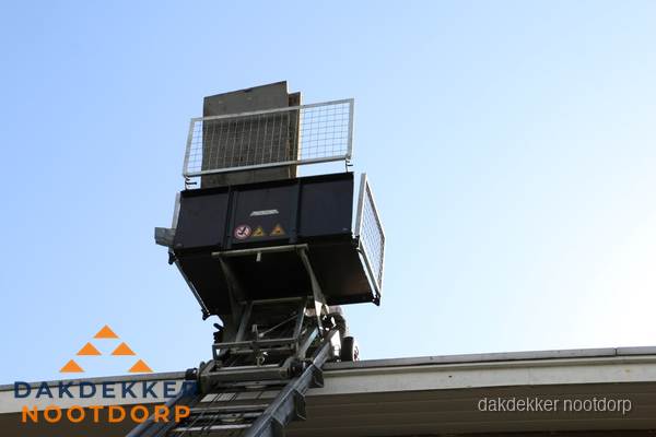 Dakdekkerslift voor materiaal transport bij dakwerkzaamheden in Nootdorp Dakdekkerslift voor materiaal transport bij dakwerkzaamheden in Nootdorp