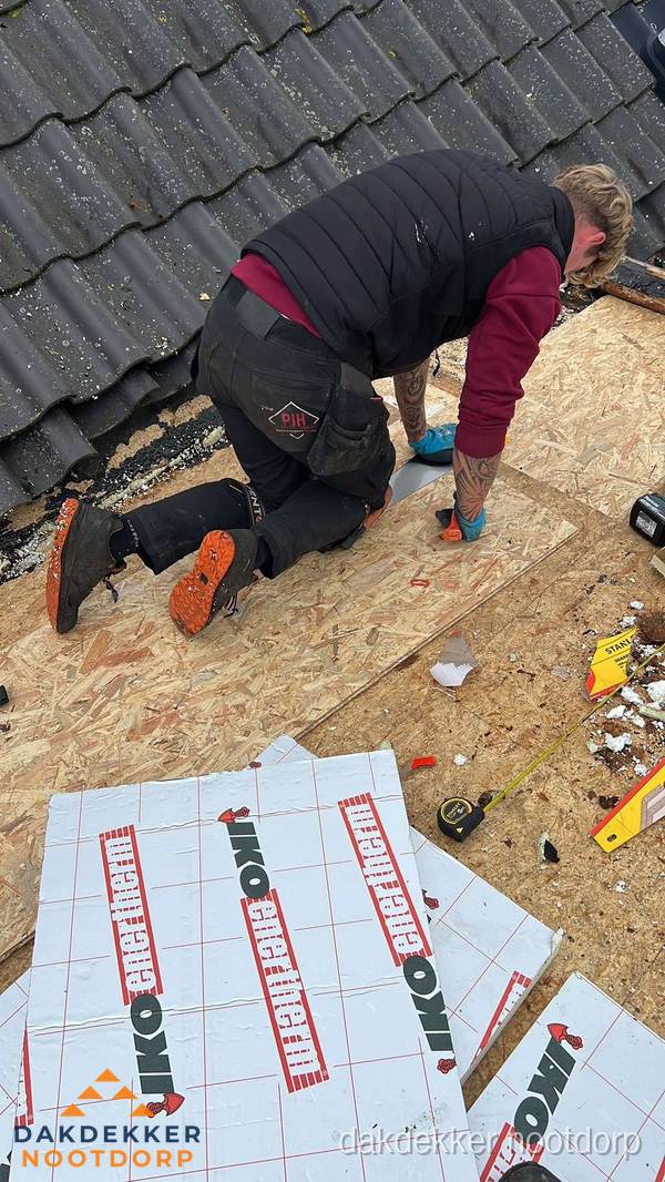 Dakdekker plaatst PIR-isolatieplaten op plat dak in Nootdorp Dakdekker plaatst PIR-isolatieplaten op plat dak in Nootdorp