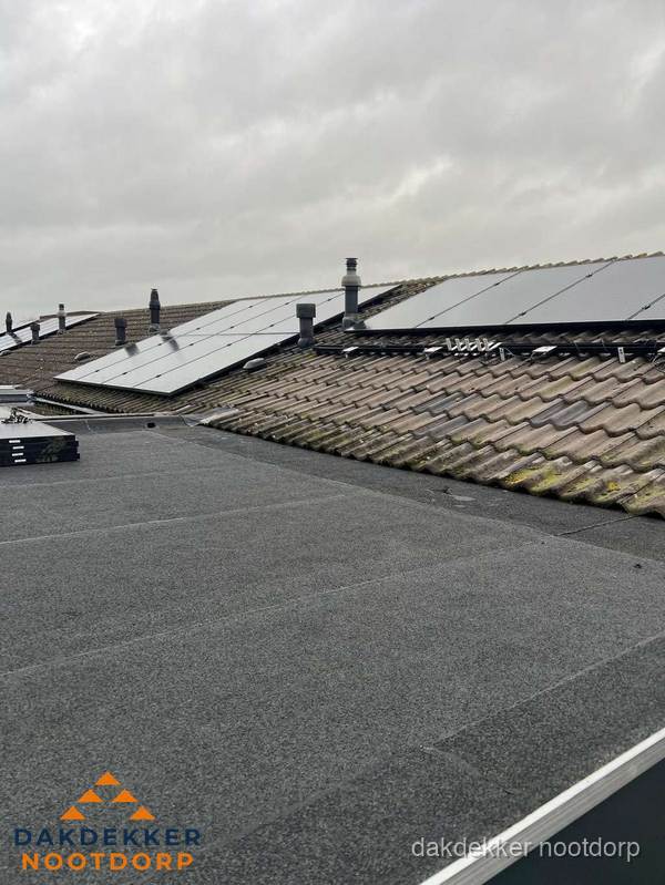 Bitumen dakbedekking op plat dak met aansluitend pannendak en zonnepanelen in Nootdorp Bitumen dakbedekking op plat dak met aansluitend pannendak en zonnepanelen in Nootdorp