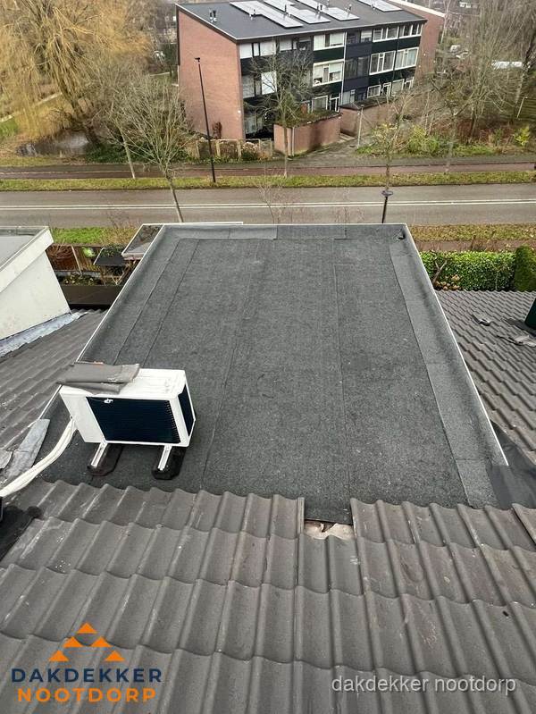 Plat dak inspectie met bitumen bedekking naast schuin pannendak in Nootdorp Plat dak inspectie met bitumen bedekking naast schuin pannendak in Nootdorp