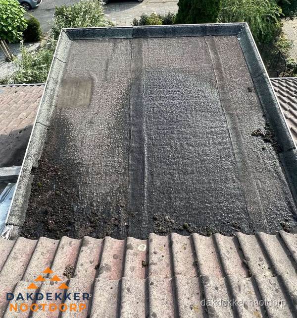 Verouderd plat dak met bitumen en slijtage voor lekkage inspectie in Nootdorp Verouderd plat dak met bitumen en slijtage voor lekkage inspectie in Nootdorp