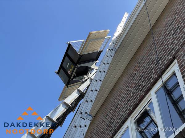 Dakgoot vervangen met dakdekkerslift in Nootdorp Dakgoot vervangen met dakdekkerslift in Nootdorp