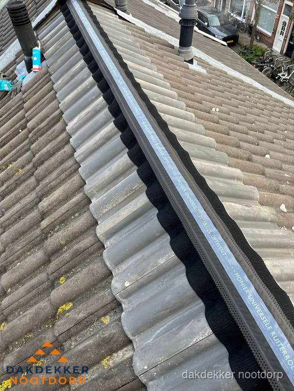Nokvorst met Monier ventilatie op schuin pannendak in Nootdorp Nokvorst met Monier ventilatie op schuin pannendak in Nootdorp