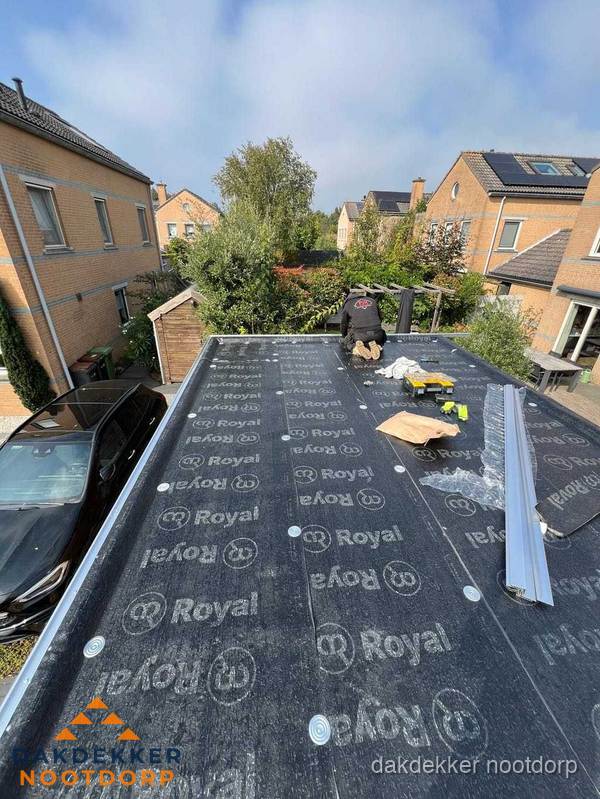 Nieuwe Royal bitumen dakbedekking op plat dak van aanbouw in Nootdorp Nieuwe Royal bitumen dakbedekking op plat dak van aanbouw in Nootdorp