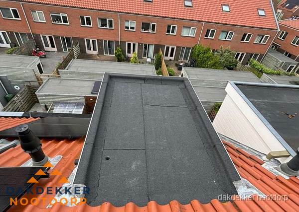 Plat dak met bitumen bedekking naast dakkapel in Nootdorp Plat dak met bitumen bedekking naast dakkapel in Nootdorp
