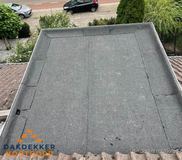 Nieuw aangebrachte bitumen dakbedekking op plat dak in Nootdorp Nieuw aangebrachte bitumen dakbedekking op plat dak in Nootdorp